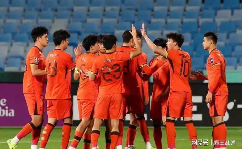 华体会娱乐平台-裁判针对+进攻哑火！李昊一己之力扛国足，守强攻弱淘汰赛悬了