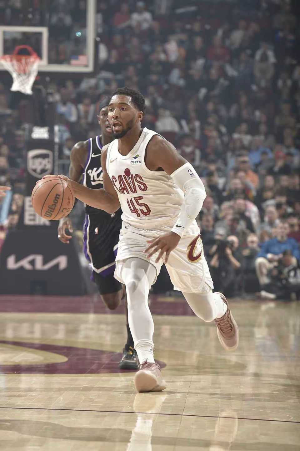 华体会中国官网-米切尔33+8骑士险胜国王升第五 莫布利29+13+8小萨24+16+6